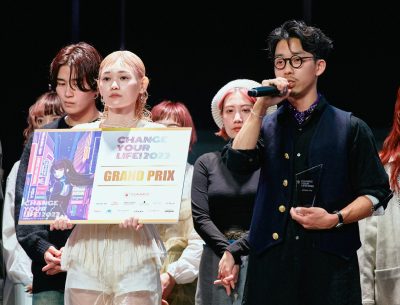 グランプリを受賞した土川直人さんと作品モデル