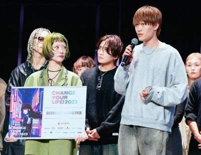 準グランプリを受賞した高橋香汰さんと作品モデル