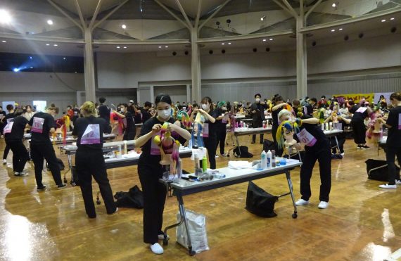 カラフルなモデルウイッグで華やいだ美容部門アップスタイル競技