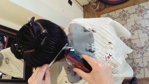 バックをラウンドにカット