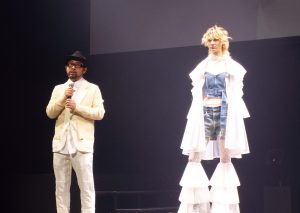 「ViVO」に込めた思いを説明する計良宏文ニューヘアモード創作設定プロジェクト委員長