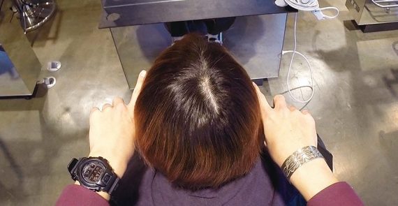 ヘアカラー施術の様子