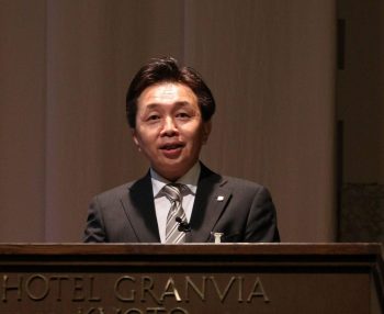 酒井一真研究部長による新製品『コタエイジンググロウセラム』のプレゼンテーション