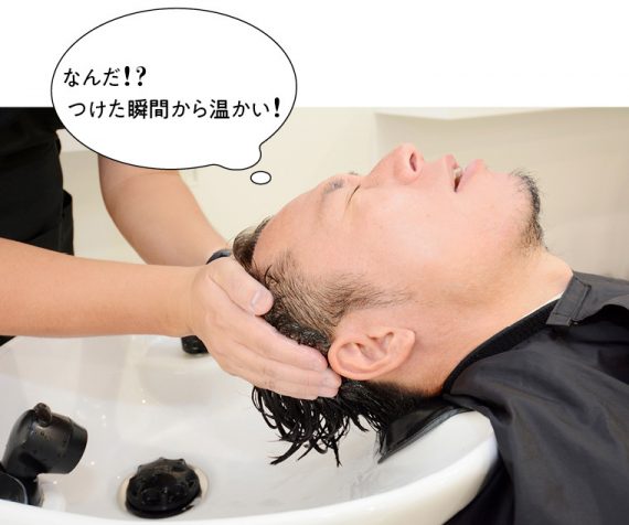 ヘアモード編集部・山田が体験!『THEÓ(ジオ)スタンダード』の新感覚ヘッドスパ ~20分間の施術でヤバい「体感」が連続するヘア&スキャルプケア~ 8 温感シャンプー塗布の様子