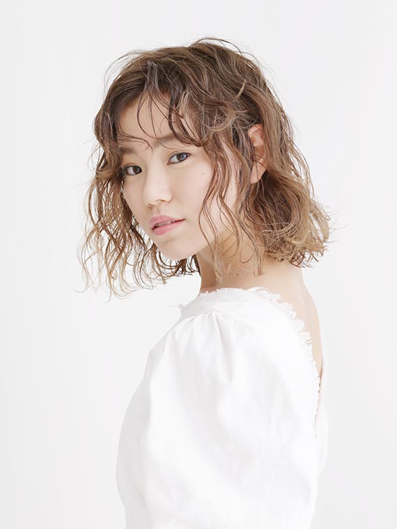 【連載】12色のうたうヘアカラー 7月は「偽りの物語」/vetica高木貴雄さん 2 7月7日、叶えたい願いは?グラデ×ハイライトでみせるミルキーベージュ