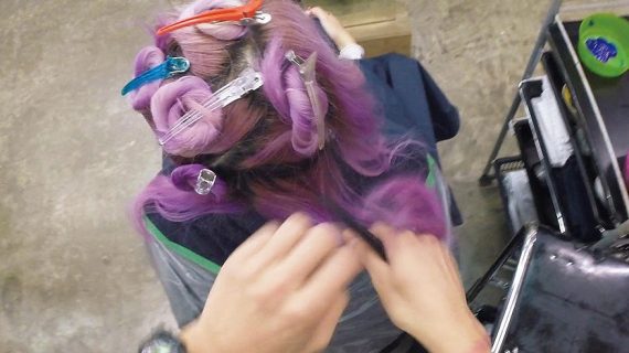 髪をジグザグに分ける