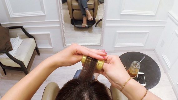 前髪にカーラーを巻く様子