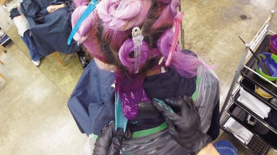 根元に紫を塗布