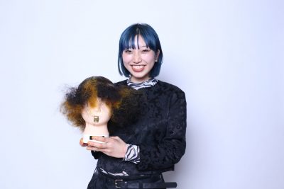 ウイッグデザイン部門優勝者の小原麻里さんとウイッグ作品