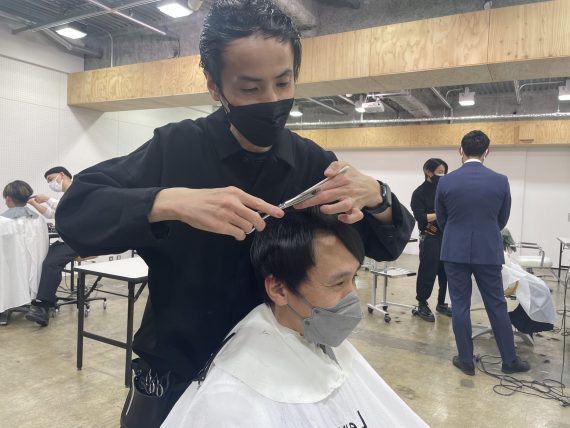 ガモウ関西神戸スタジオでのチャリティーカットの様子