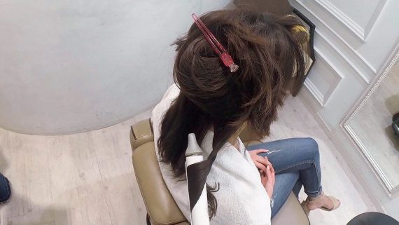 根元まで巻き込んでねじりを入れる様子