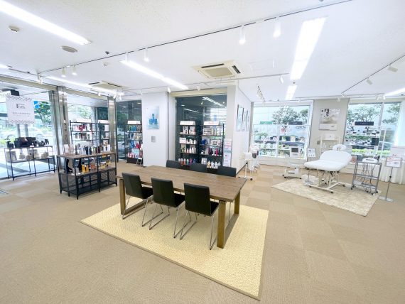 エステ、ネイルなどカテゴリ別に区分けされたショールーム