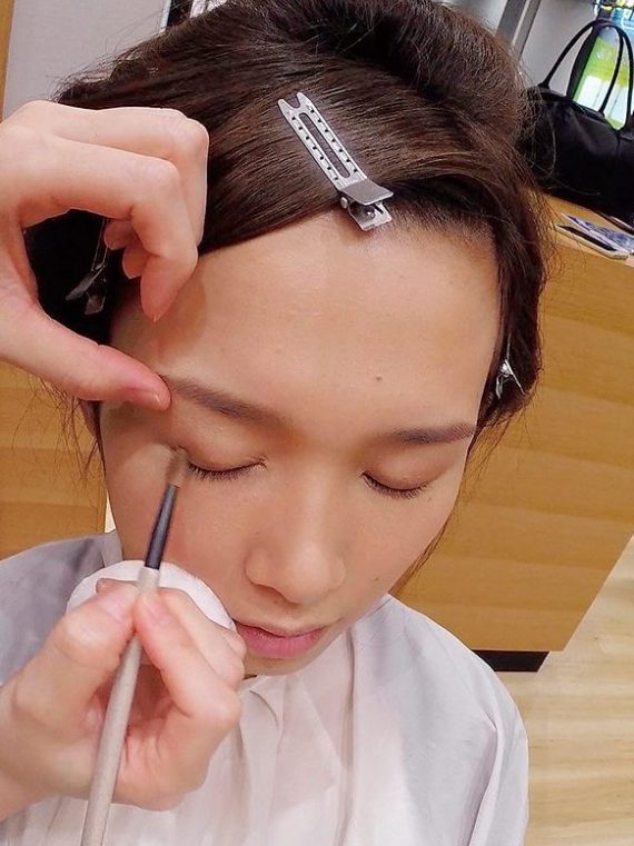 アイシャドウでグラデーション