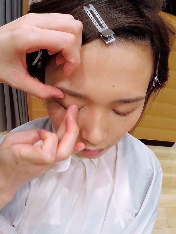 ゴールドラメをまぶたに