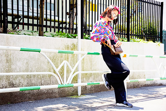 鮮やかなシャツとピンクリボンのコーディネート