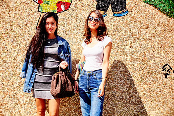 横断歩道でひときわ目立った２人組