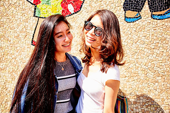 横断歩道でひときわ目立った２人組