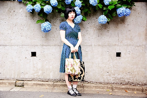 【連載】街とひとを切り取るスナップ/No.11 榊田萌夏さん 3 古着ワンピースとレトロバッグのコーディネート