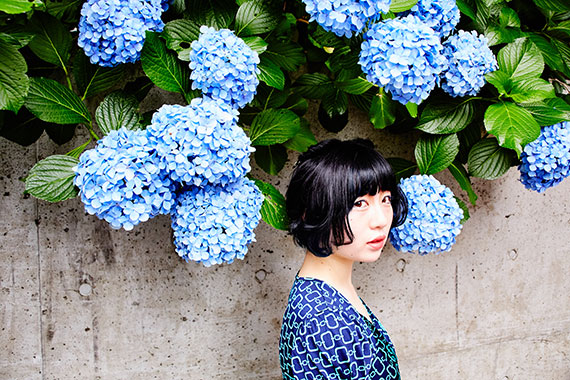 【連載】街とひとを切り取るスナップ/No.11 榊田萌夏さん 1 青いヘアカラーの榊田萌夏さんのスナップ写真