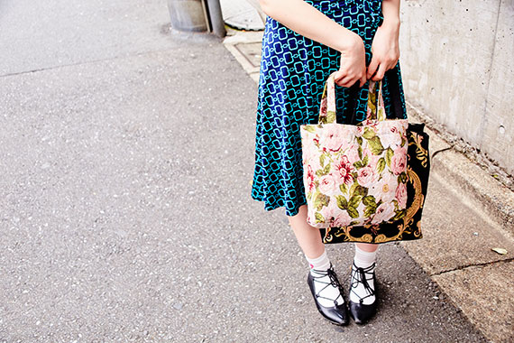 【連載】街とひとを切り取るスナップ/No.11 榊田萌夏さん 2 青いヘアカラーの榊田萌夏さんのスタイリング詳細