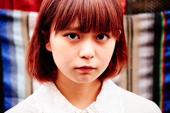 ピンクグレーのおかっぱヘアの女性