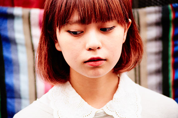 ピンクグレーのおかっぱヘアの女性