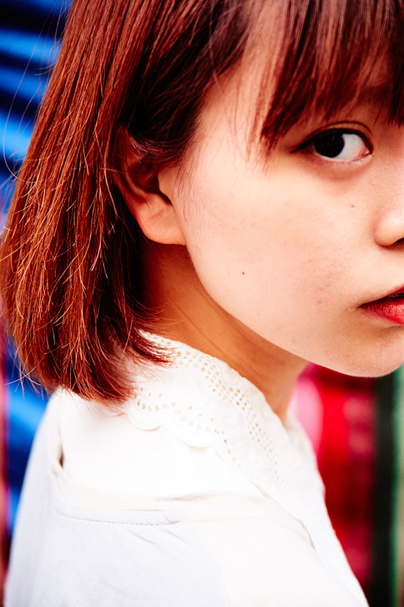 ピンクグレーのおかっぱヘアの女性