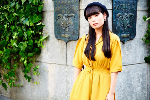 【連載】街とひとを切り取るスナップ/No.20 まっすーさん 2 マスタードカラーワンピースの全身コーディネート