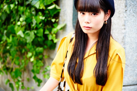 【連載】街とひとを切り取るスナップ/No.20 まっすーさん 3 ぱっつん前髪とマスタードカラーワンピース