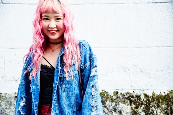 【連載】街とひとを切り取るスナップ/No.21 カナさん&ツグさん 4 アイスを食べに行く途中のカラフルな2人