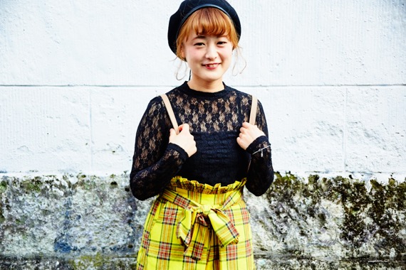 【連載】街とひとを切り取るスナップ/No.21 カナさん&ツグさん 7 アイスを食べに行く途中のカラフルな2人