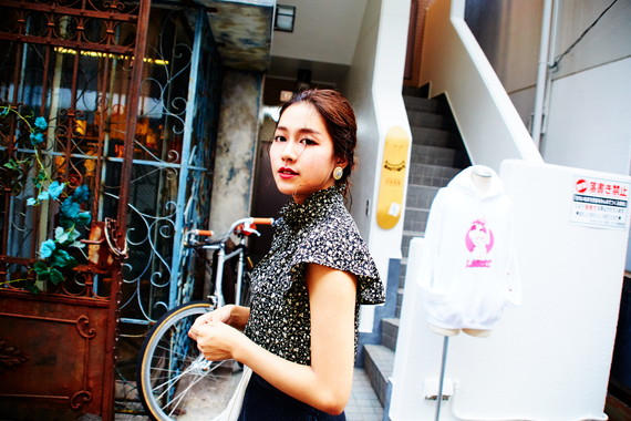 【連載】街とひとを切り取るスナップ/No.22 矢野祐里さん 2 おくれ毛が印象的なヘアスタイル