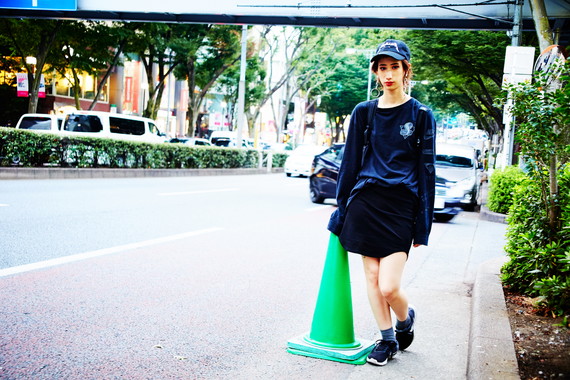 トレンドのベロアと大振りイヤリングを着こなして