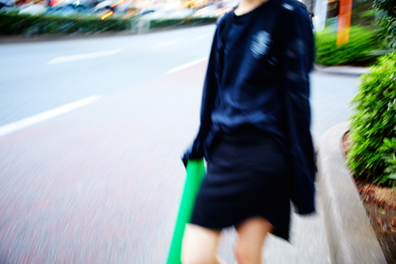 トレンドのベロアと大振りイヤリングを着こなして