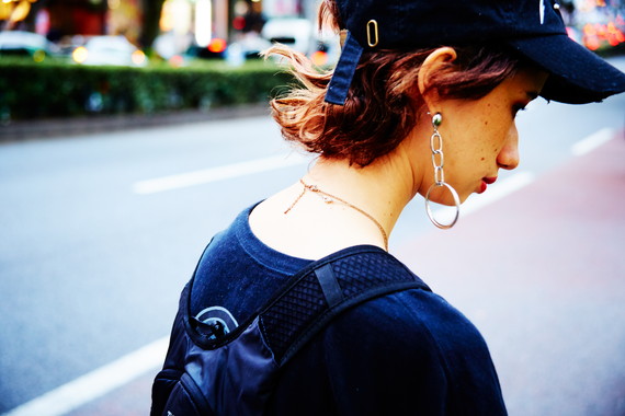 トレンドのベロアと大振りイヤリングを着こなして