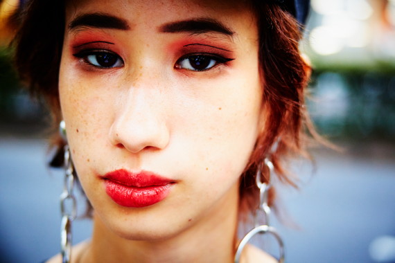 トレンドのベロアと大振りイヤリングを着こなして