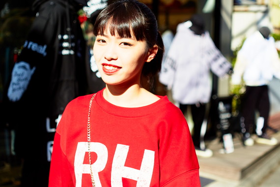 オシャスポーティな彼女は靴屋さんの店員さん