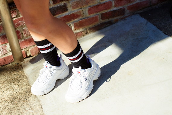 オシャスポーティな彼女は靴屋さんの店員さん