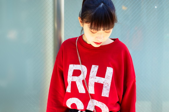 オシャスポーティな彼女は靴屋さんの店員さん