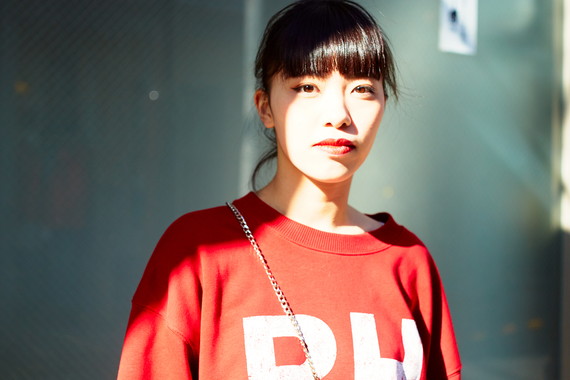 オシャスポーティな彼女は靴屋さんの店員さん