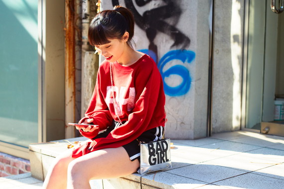 オシャスポーティな彼女は靴屋さんの店員さん