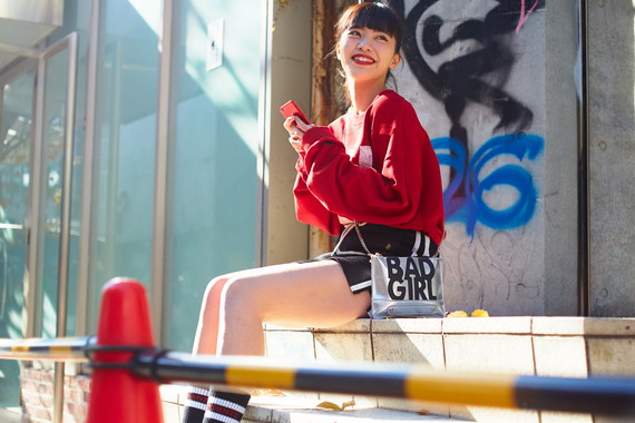 オシャスポーティな彼女は靴屋さんの店員さん