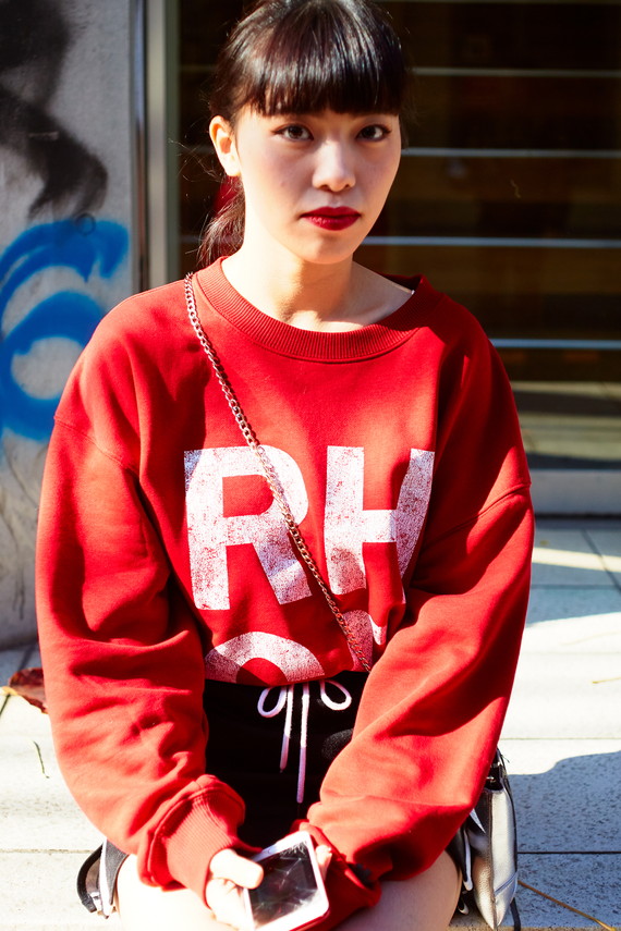 オシャスポーティな彼女は靴屋さんの店員さん