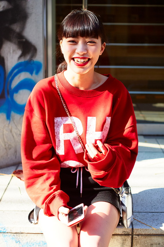 オシャスポーティな彼女は靴屋さんの店員さん