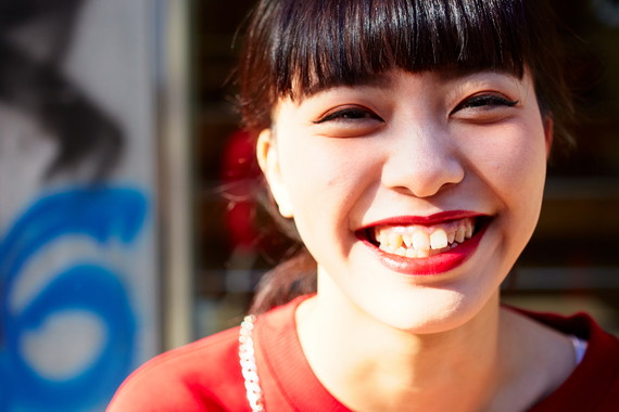 オシャスポーティな彼女は靴屋さんの店員さん