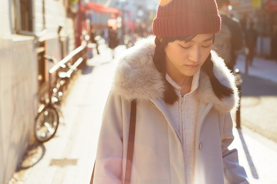 赤いニット帽に三つ編みがキュート