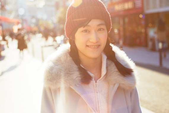 赤いニット帽に三つ編みがキュート