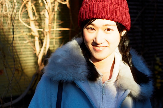 赤いニット帽に三つ編みがキュート