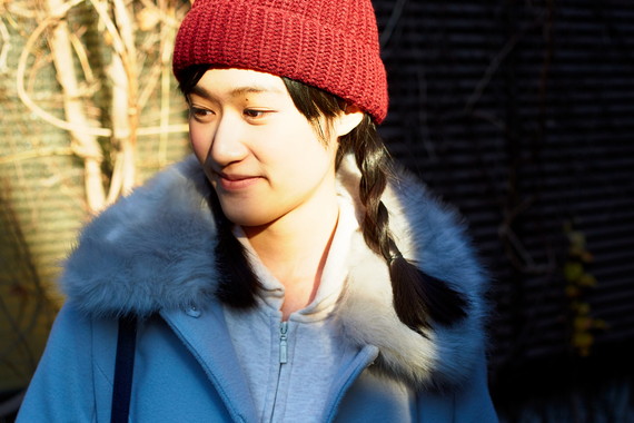 赤いニット帽に三つ編みがキュート