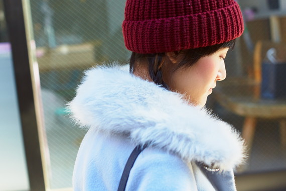 赤いニット帽に三つ編みがキュート
